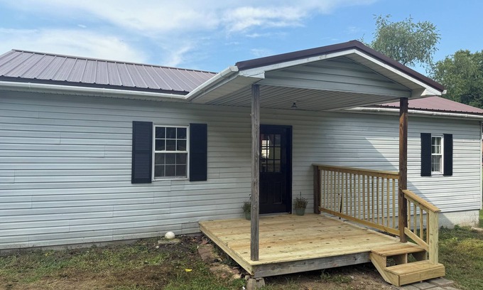 Westwood Casa | Corner Cottage 2 bedroom pets welcome and close to downtown