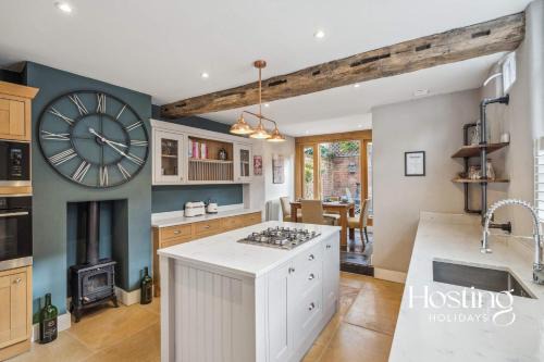 Henley Casa | Corner Cottage - 3 beds bathtub outdoor terrace
