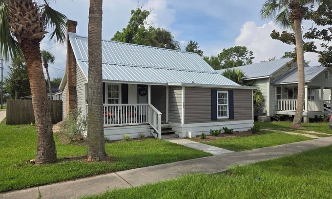 Port St. Joe Casa | Corner Cottage - Close to Downtown & Beaches - King Bed - Boat Parking - NO Pet Fees !
