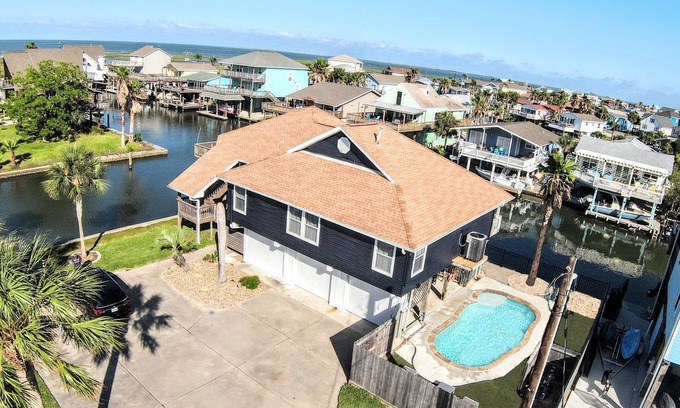 Jamaica Beach Casa | Corner Cove Beach Home - ¡Playa, kayaks, pesca y 180 pies de costa!