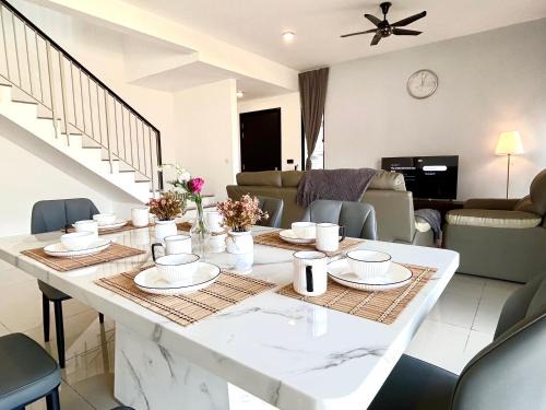 Klang Casa | Corner House BBR fit 1-14 Pax near Setia Alam SCCC