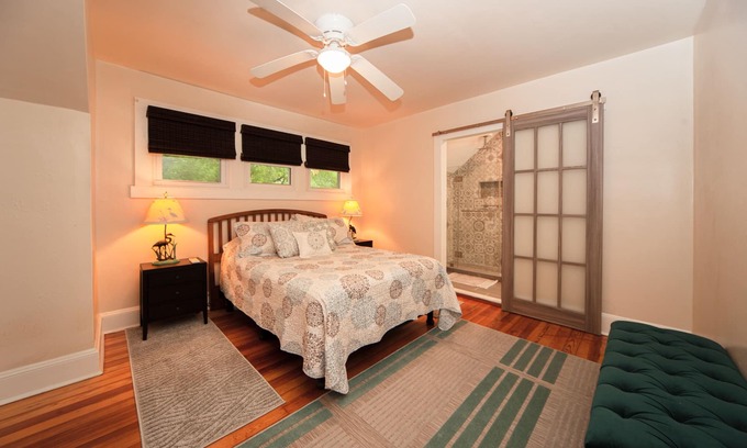 West Annapolis Cabaña | Corner lot, walk to stadium, USNA, downtown, cafes, shops, free street parking,