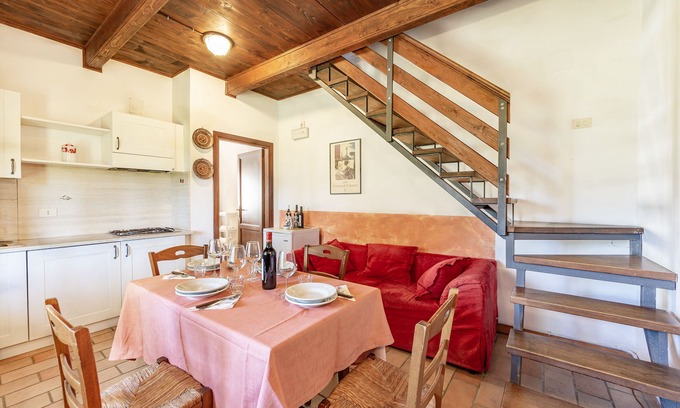 Castiglione del Lago Apartamento | Cornflower apt with shared pool, Castiglione del Lago, Italy