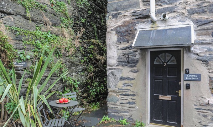 Borth-y-Gest Cabaña | CORNHILL COURTYARD, pet friendly in Porthmadog