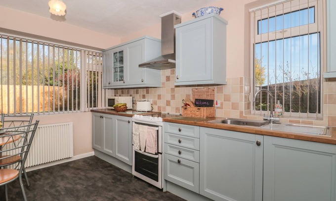 Weston-super-Mare Cabaña | CORONATION COTTAGES NO.2, character holiday cottage in North Worle
