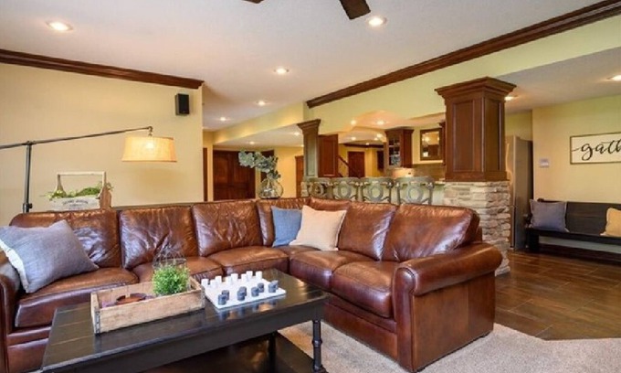 Waukee Casa | Corporate Executive Home King Beds Strong Wi-Fi