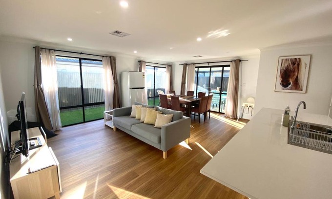 Wellard Casa | Corporate Executive Modern 5bedroom Family friendly home - Disabled Access & Disability Modified