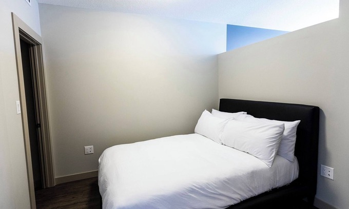 Downtown Edmonton Apartamento | Corporate Stays Mayfair Apartments