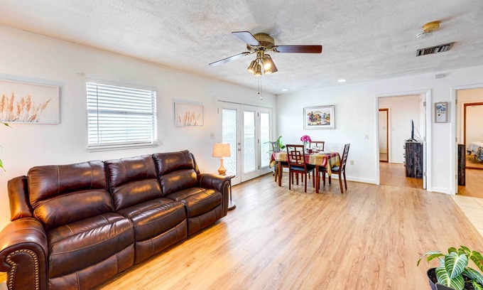 South Side Casa | Corpus Christi Extended Stay - 7 Mi to Beach!