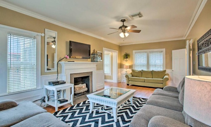 Del Mar Casa | Corpus Christi Home with Pool and Hot Tub Walk to Bay