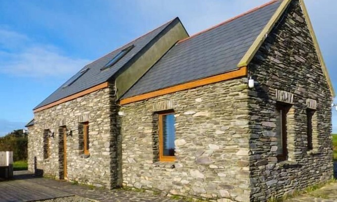 Derreennatra Cabaña | CORR AN DROMA, pet friendly, with open fire in Schull, County Cork