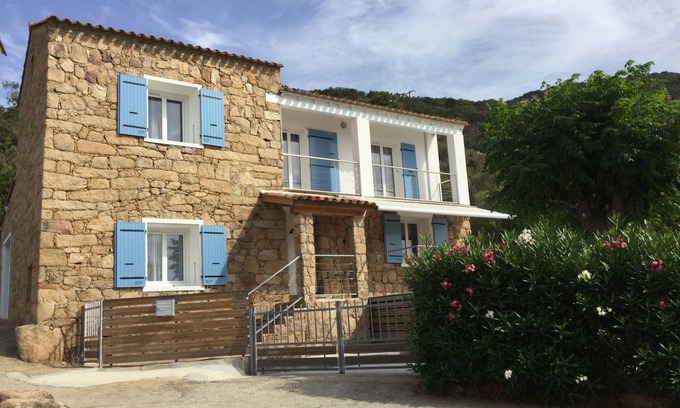 Coti-Chiavari Villa | Casa de piedra corsa con piscina y vista del golfo de Cupabia