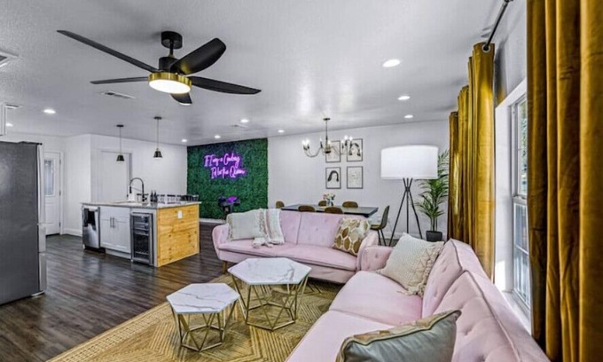 Fort Worth Casa | Cosmic Cowgirl 3 minutes from the Stockyards!