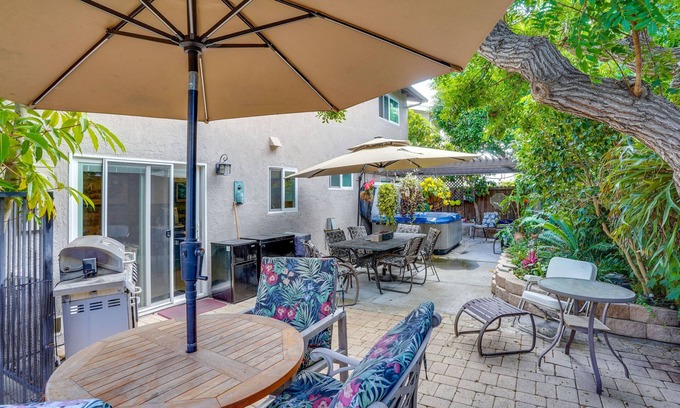 East Side Costa Mesa Apartamento | Costa Mesa Rental w/ Private Hot Tub & Fire Pit!