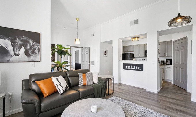 Mid City South Condominio | Cosy 1-bedroom Condo Near LSU at the Reserve Cedar Lodge - Ready to move-in