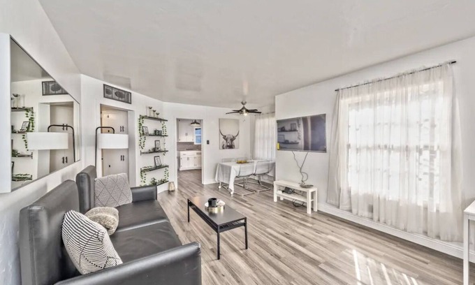 Las Vegas Casa | Cosy 2 bedroom house with huge backyard. Close to Freemont street