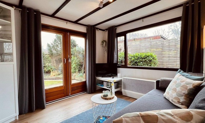 Sint Maartensvlotbrug Casa | Cosy 2-bedroom chalet, sleeps 4, nice garden with lawn
