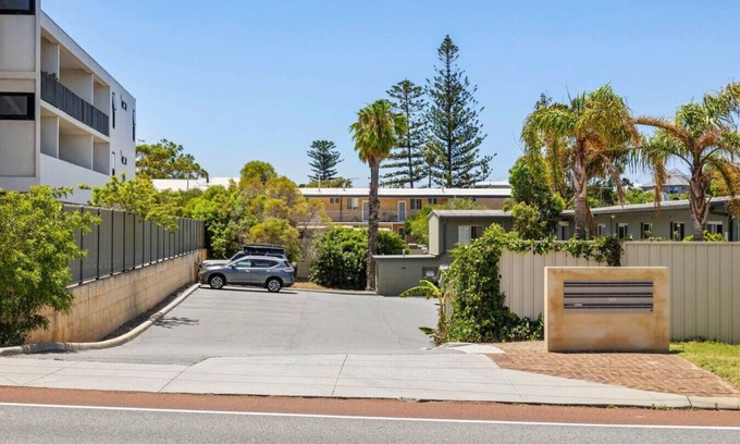 Scarborough Apartamento | Cosy 2BR in Scarborough w/ Pool!