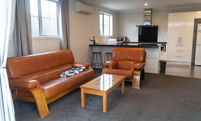 Lowburn Casa | Cosy 3-bedroom Cottage with short walk to the lake