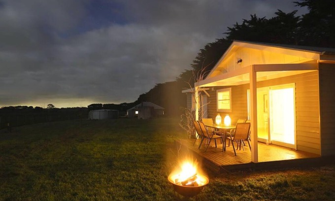 Romsey Casa | Cosy 3 bedroom cottage with indoor fireplace