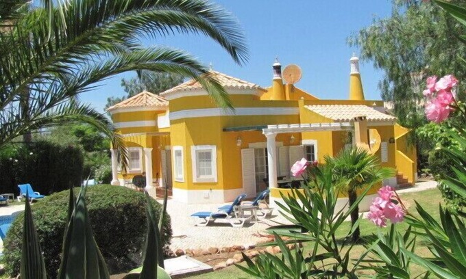 Portimao Villa | Acogedora villa de 3 dormitorios con piscina privada, WIFI, jardines privados de hoja perenne de 1250 m²