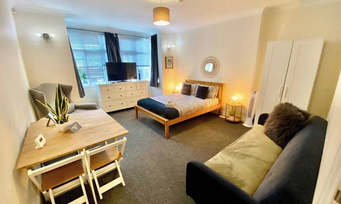 Golders Green Apartamento | Cosy 3 bedroom flat with free parking & garden