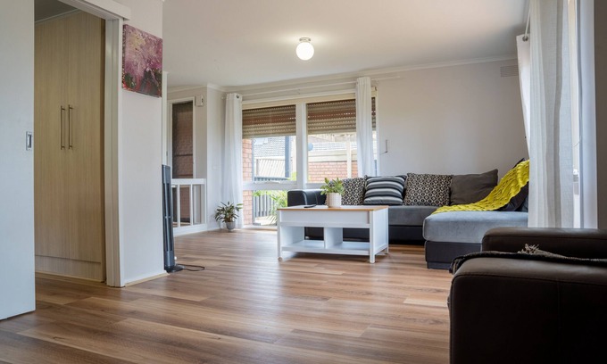 Greenvale Casa | Cosy 4 Bedroom Holiday Home - Melbourne Airport