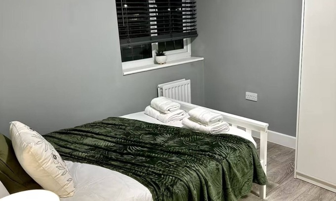 Greenford Broadway Casa | Cosy 5 EnSuite House Near Heathrow Airport