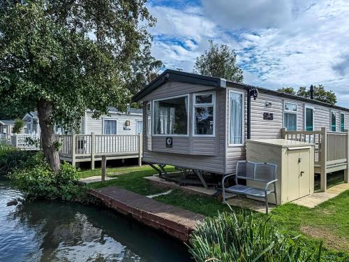 Clacton-on-Sea Otro | Cosy 8 Berth Caravan With Decking And Lake-Views At Weeley Bridge Ref 69001Lv