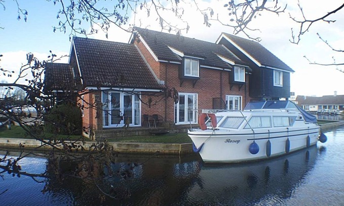 Wroxham Cabaña | Cosy and comfortable Riverside Cottage in Wroxham, the Gateway to the Broads