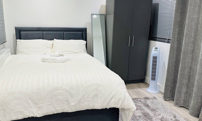Kidbrooke with Hornfair Casa | Cosy and Comfy Double Room with Private Bathroom, Close to o2 Arena