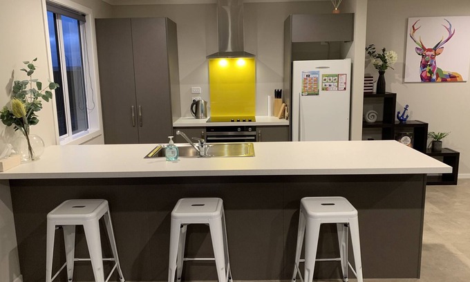 Te Anau Casa | Cosy and warm brand new home a stone's throw from the lake and easy walk to town