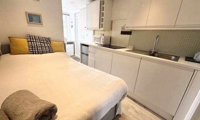 Marlow Condominio | Cosy annexe, self contained, with parking