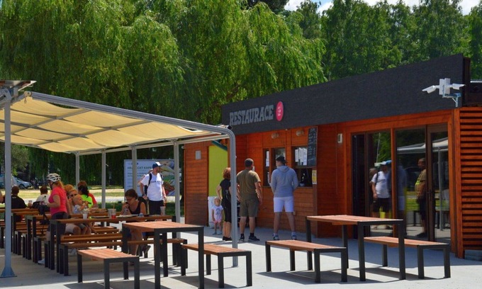 Hradec Kralove Casa | Acogedor apartamento en villa con A/C, WIFI, TV, patio, mascotas permitida y aparcamiento