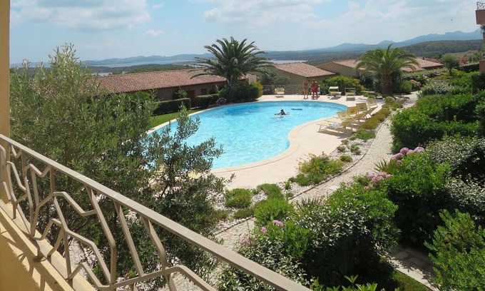 Porto Pozzo Apartamento | Bonito apartamento con WIFI, piscina, A/C, TV, terraza, mascotas permitida y aparcamiento
