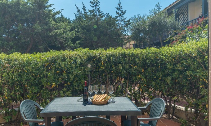 Capo Testa Apartamento | Bonito apartamento para 4 personas con A/C, TV, terraza, mascotas permitida y aparcamiento