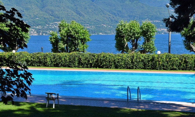 Porto Valtravaglia Apartamento | Hermoso apartamento para 6 personas con WIFI, piscina, TV, patio y aparcamiento