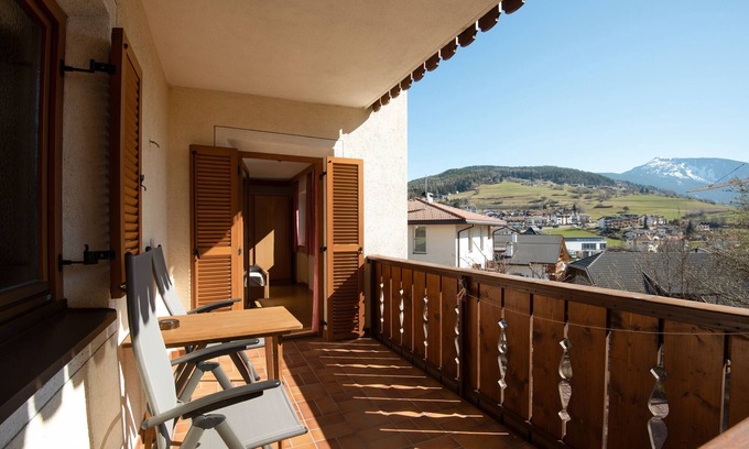 Lajen Apartamento | Acogedor apartamento 4 "Zur Sonne" con vistas a la montaña, balcón y jardín