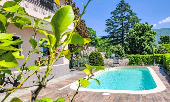 Besazio Apartamento | Hermoso apartamento con WIFI, piscina privada, TV, patio, vista panorámica y aparcamiento