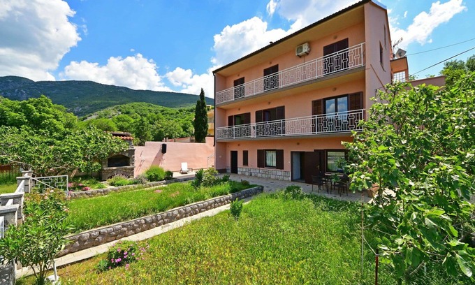 Sibinj Krmpotski Apartamento | Precioso apartamento para 5 personas con WIFI, A/C, TV, terraza y aparcamiento