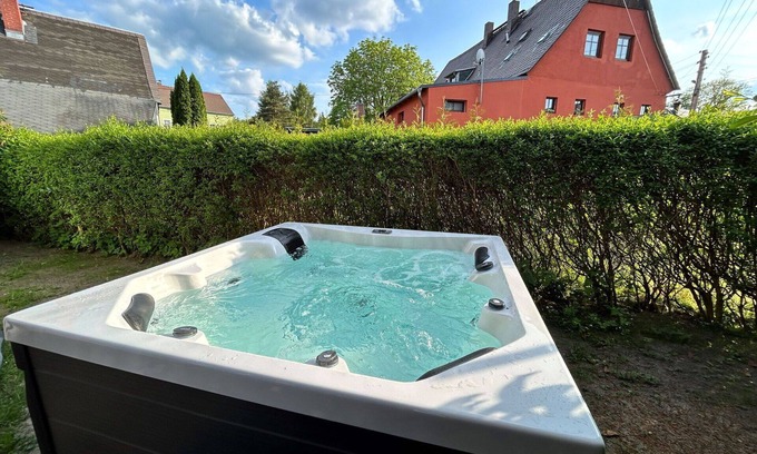 Grossschoenau Apartamento | Hermoso apartamento para 6 personas con jacuzzi, WIFI, TV, patio, mascotas permitida y aparcamiento
