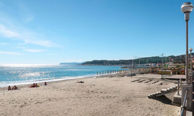Varazze Apartamento | Apartamento con A/C, jacuzzi, WIFI, TV, terraza, mascotas permitida, aparcamiento
