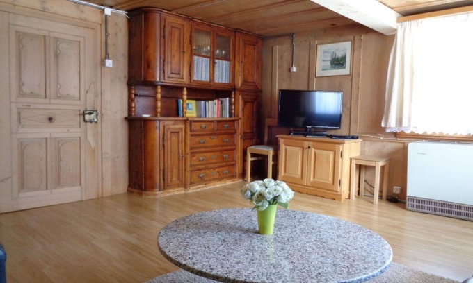 Sedrun Apartamento | Precioso apartamento para 7 personas con TV, balcón y aparcamiento