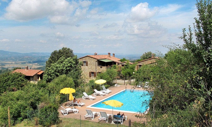 Paciano Villa | Hermoso apartamento en villa con WIFI, piscina, TV, terraza, mascotas permitida y aparcamiento
