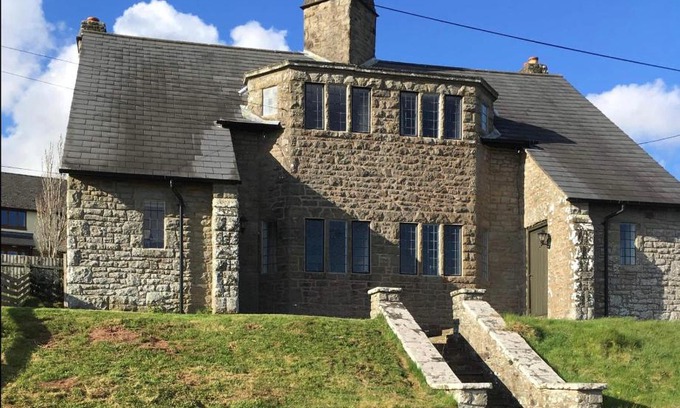 Battle Casa | Cosy Arts & Crafts Cottage with stunning views
