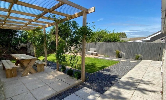 Hundleton Casa | Cosy bungalow in countryside village near coast