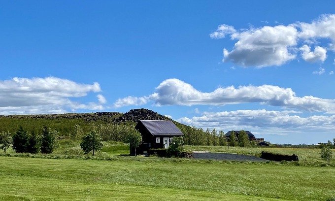 Selfoss Cabina | Acogedora cabaña con hermosa vista a la montaña y al río. Wi-Fi gratis.