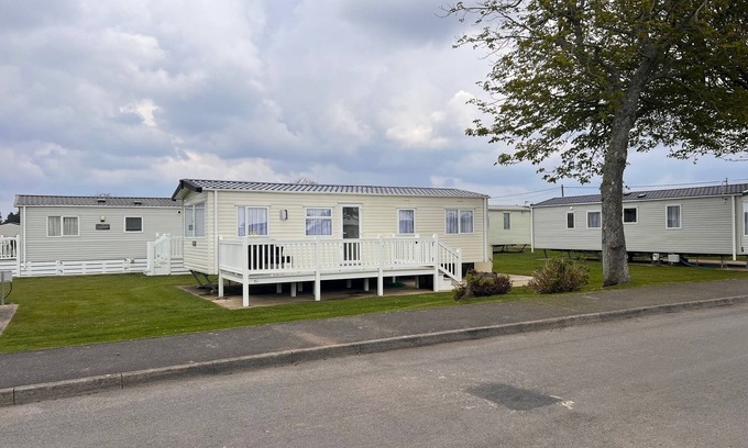 Barton-on-Sea Casa | Cosy caravan on Hoburn Naish 5 star complex. Leisure pub entertainment on site.