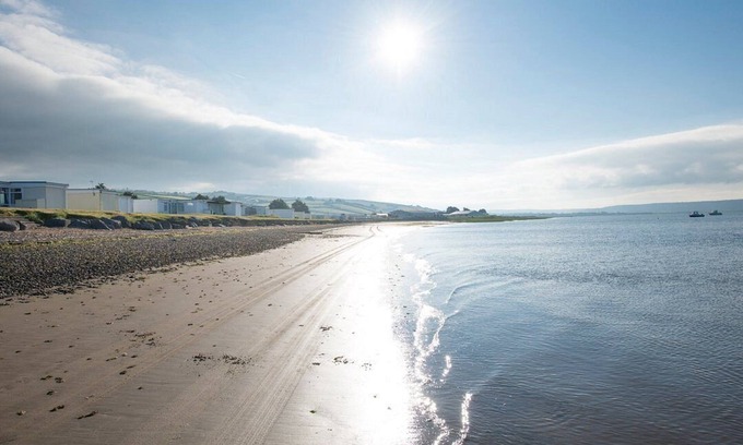 Llansaint Chalet De Esquí | Cosy chalet with all year round sunroom. Ideal location in West Wales to explore