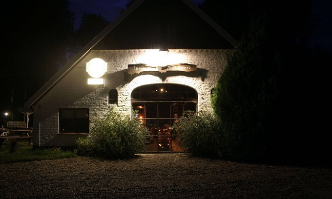 Ootmarsum Chalet De Esquí | Chalet amueblado de forma acogedora con chimenea de gas, en un parque de vacaciones en Twente